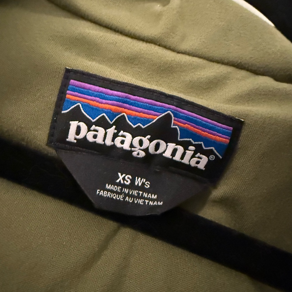 Patagonia Women's Bivy Hooded Vest in a green and grey colorway - XS - Picture 4 of 5